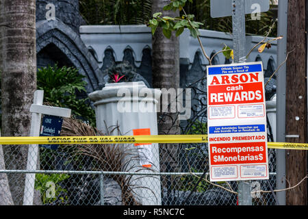 Miami Beach Florida,North Bay Water Road,Captain Mike Burke,Castello,architettura fantasy,medievale,fuoco,rovina,arson,linea polizia,segno,logo,bilingue,Spani Foto Stock