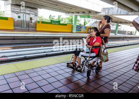 Miami Florida,Civic Center Metrorail Station,sistema di trasporto rapido sopraelevato,piattaforma,passeggeri passeggeri motociclisti,donne ispaniche donne,ragazza Foto Stock