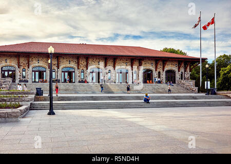 La gente camminare e sedersi attorno al Mount Royal chalet building a Montreal, Quebec, Canada. Foto Stock