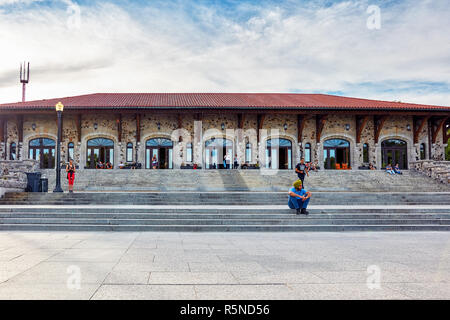 La gente camminare e sedersi attorno al Mount Royal chalet building a Montreal, Quebec, Canada. Foto Stock