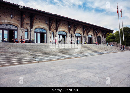 La Gente seduta sul cortile del Mount Royal chalet building a Montreal, Quebec, Canada. Foto Stock