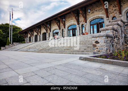 La Gente seduta sul cortile del Mount Royal chalet building a Montreal, Quebec, Canada. Foto Stock