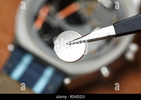Sostituzione della batteria di orologio elettronico Foto Stock