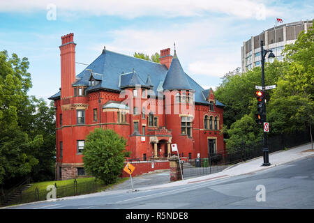 Uno storico edificio in stile vittoriano con pareti in mattoni rossi a Montreal, Quebec, Canada. Foto Stock