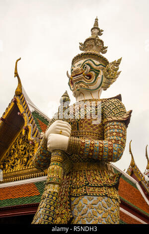 La guardia Yaksha mette in guardia gli spiriti maligni al Grand Palace di Bangkok, Thailandia. Foto Stock