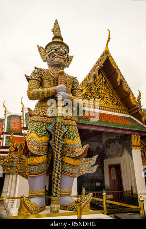 Un demone guardiano yaksha tailandese all'ingresso principale del Grand Palace di Bangkok, Thailandia. Foto Stock