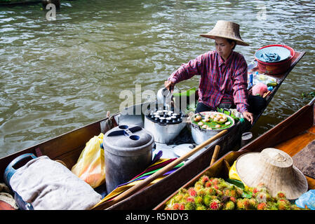 Pancake al cocco al mercato galleggiante di Damnoen Saduak in Thailandia. Foto Stock