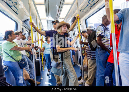 Miami Florida,Metromover,OMNI Loop,sistema People mover automatizzato,treno,interno,passeggeri passeggeri passeggeri, cavalieri, palo,Black Blacks African Afr Foto Stock