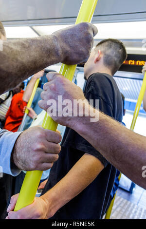 Miami Florida,Metromover,OMNI Loop,sistema automatizzato People mover,treno,interno,passeggeri passeggeri passeggeri passeggeri, cavalieri, palo,tenuta,Ispanico lati Foto Stock