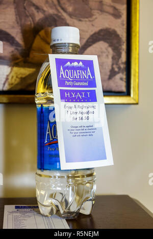 Miami Florida,Coral Gables,Hyatt Regency,catena,alloggio,hotel hotel alloggio motel inn motel,camera,acqua,depurata,bottiglia,Aquafina,convenienza,cha Foto Stock