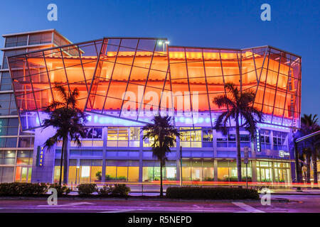 Miami Beach Florida, 5th Fifth Street, Collins Avenue, parcheggio garage, immobiliare commerciale, edificio multiuso, griglia di metallo, architettura, architettonico, illuminato Foto Stock