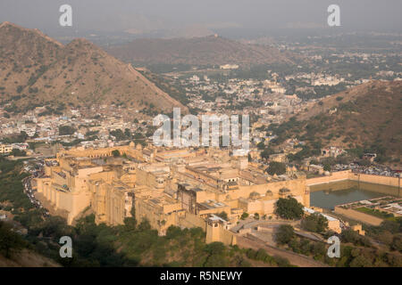 Angolo di alta vista del Forte Amber e il palazzo di Jaipur, Rajasthan, India Foto Stock
