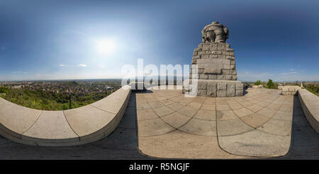 Visualizzazione panoramica a 360 gradi di 380 da 180 gradi panorama sferico nella parte superiore della collina Bunardzhika in Plovdiv, Bulgaria - dove il monumento chiamato Alyosha si trova.