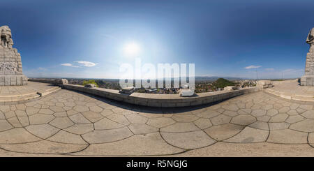 Visualizzazione panoramica a 360 gradi di 380 da 180 gradi panorama sferico nella parte superiore della collina Bunardzhika in Plovdiv, Bulgaria - dove il monumento chiamato Alyosha si trova.