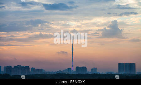 Blu e rosa alba sulla città di Mosca Foto Stock