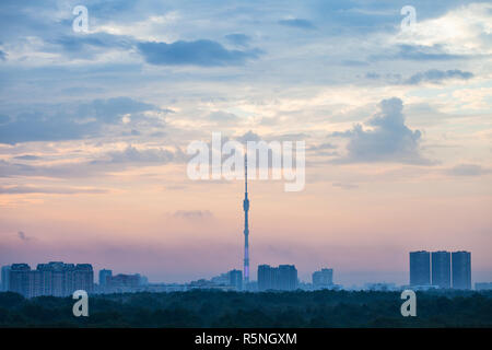 Inizio blu e rosa alba sulle città di Mosca Foto Stock