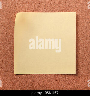 Giallo appiccicoso nota post sulla bacheca di sughero Foto Stock