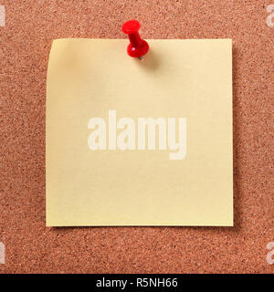 Bigliettino giallo post nota appuntata bacheca di sughero Foto Stock