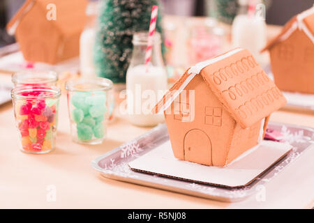 Close up Gingerbread case a kids craft festa di Natale. Foto Stock
