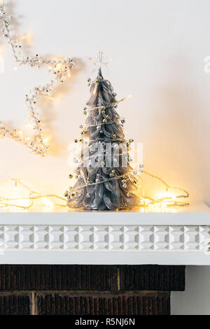 Le decorazioni di Natale sulla mantelpiece Foto Stock