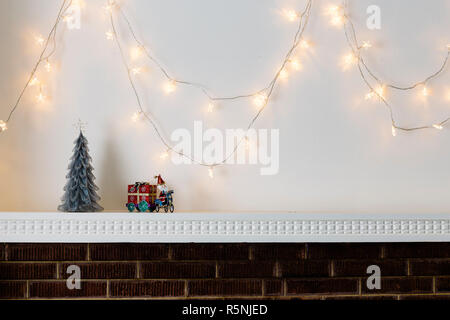 Le decorazioni di Natale sulla mantelpiece Foto Stock