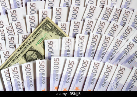 Sfondo costituito da un dollaro banconota giacente sul lotto di cinque centinaia di banconote in euro Foto Stock