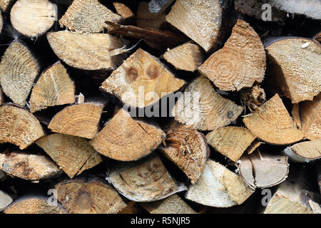 Sfondo costituito dal mucchio di legna da ardere spaccati. Extreme closeup Foto Stock