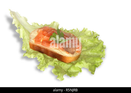 Sandwich con burro e pesce giacente sulla foglia di lattuga. Isolato su bianco con tracciato di ritaglio Foto Stock