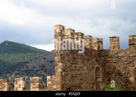 Un bel paesaggio con interruzioni di antica fortezza genovese in Crimea Foto Stock