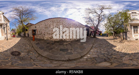 Visualizzazione panoramica a 360 gradi di 380 da 180 gradi panorama sferica del Puldin Ristorante nella città vecchia di Plovdiv, Bulgaria.