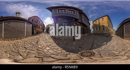 Visualizzazione panoramica a 360 gradi di 380 da 180 gradi panorama sferica del Ritora casa nella città vecchia di Plovdiv, Bulgaria.