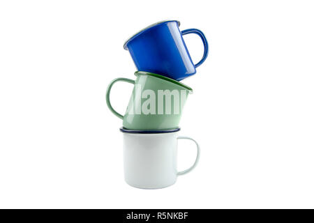 Pila di molti colori tin cup isolare su sfondo bianco. Foto Stock