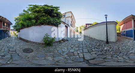 Visualizzazione panoramica a 360 gradi di 380 da 180 gradi panorama sferica di una strada nella città vecchia di Plovdiv, Bulgaria.