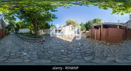 Visualizzazione panoramica a 360 gradi di 380 da 180 gradi panorama sferica della Chiesa Armena nella città vecchia di Plovdiv, Bulgaria.