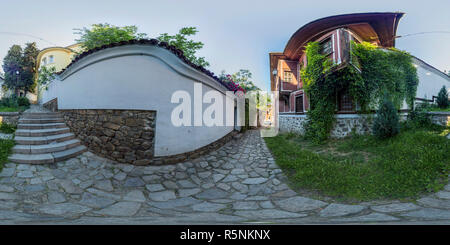 Visualizzazione panoramica a 360 gradi di 380 da 180 gradi panorama sferica di Balabanov in casa la vecchia città di Plovdiv, Bulgaria.