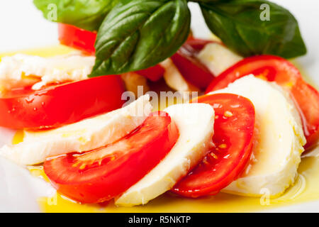 Mozzarella,il basilico e pomodori Foto Stock