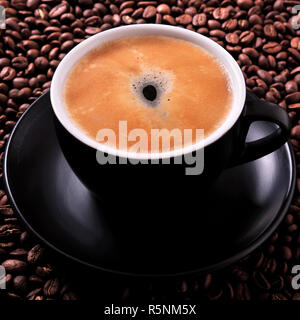 Nero con tazza di caffè espresso caldo close up Foto Stock