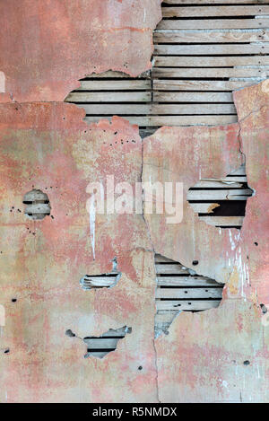 Deterioramento della assicella & intonaco parete un vecchio schoolhouse in Govan, Washington. Foto Stock