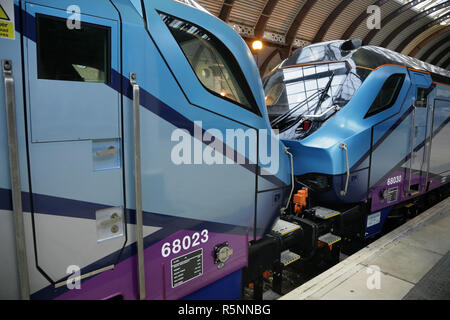 Prima Classe Transpennine 68 locomotive diesel 68023 e 68030, fatta da Stadler Rail Valencia (ex Vossloh), presso la stazione di York, UK. Foto Stock