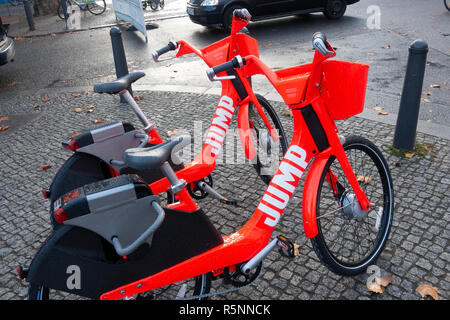Jump electric noleggio biciclette su strada di Berlino, Germania Foto Stock