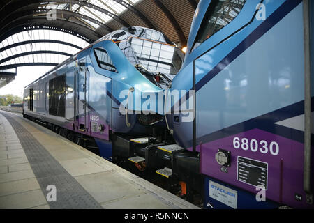 Prima Classe Transpennine 68 locomotive diesel 68023 e 68030, fatta da Stadler Rail Valencia (ex Vossloh), presso la stazione di York, UK. Foto Stock