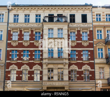 Particolare della facciata del rinnovato ornati casamenti vecchio edificio di appartamenti in Prenzlauer Berg di Berlino, Germania Foto Stock