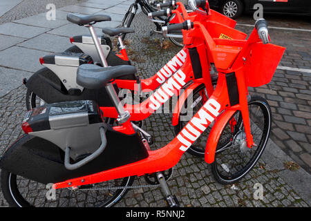Jump electric noleggio biciclette su strada di Berlino, Germania Foto Stock