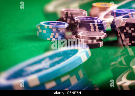 Casinò, il concetto di gioco d'azzardo. Poker chips e feltro verde sfondo astratto Foto Stock