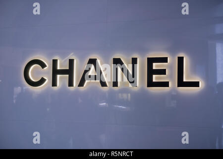 Settembre 24, 2017 Londra/UK - Chanel logo presso l'entrata dello store all'aeroporto di Londra Heathrow Foto Stock