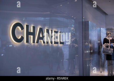 Settembre 24, 2017 Londra/UK - Chanel logo presso l'entrata dello store all'aeroporto di Londra Heathrow Foto Stock