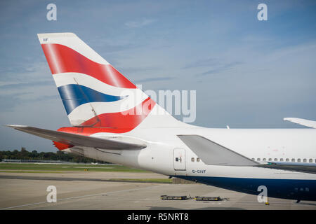 Settembre 24, 2017 Londra/UK - British Airways - Logo sulla coda di un aeromobile ottenere pronto a prendere il volo dal Terminal 5 di Heathrow Foto Stock