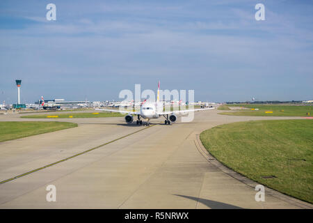 Settembre 24, 2017 Londra/UK - aeroplani che sta per prendere il via l'aeroporto di Heathrow Foto Stock