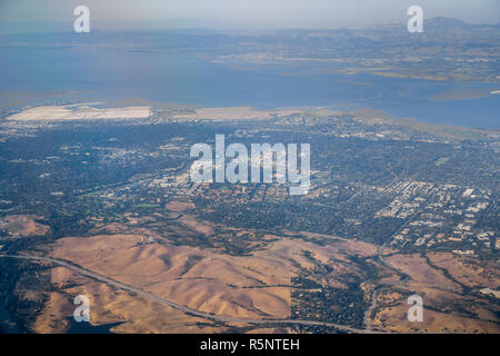 Vista aerea della Silicon Valley cittadine (Palo Alto, Menlo Park, Redwood City); East Bay e Mt Diablo in background; San Francisco Bay Area, Californi Foto Stock