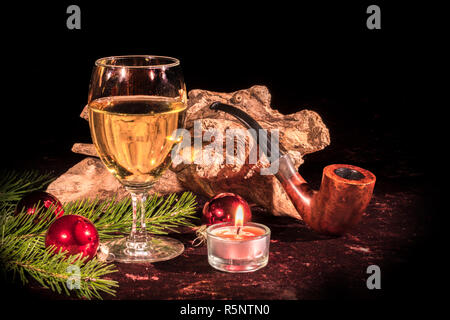 Angelo in legno e tubo decorate con abeti e baubles di natale Foto Stock